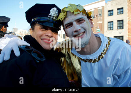 Philadelphia, Vereinigte Staaten von Amerika. 1. Januar 2017. Kukeri Federbein während der 117. jährliche Neujahrs Tag Mummers Parade in Philadelphia, PA, am 1. Januar 2017. © Bastiaan Slabbers/Alamy Live-Nachrichten Stockfoto