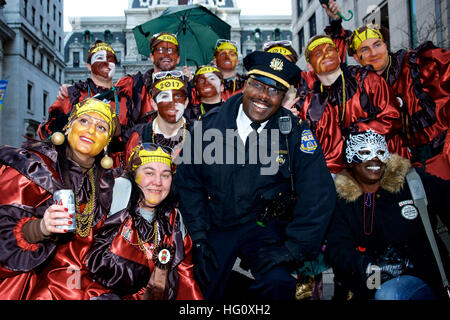 Philadelphia, Vereinigte Staaten von Amerika. 1. Januar 2017. Kukeri Federbein während der 117. jährliche Neujahrs Tag Mummers Parade in Philadelphia, PA, am 1. Januar 2017. © Bastiaan Slabbers/Alamy Live-Nachrichten Stockfoto