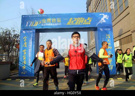 Wuhu, Wuhu, China. 1. Januar 2017. Wuhu, CHINA-1. Januar 2017: (nur zur redaktionellen Verwendung. CHINA HERAUS). Der erste "vertikale" Marathon ist in Wuhu, Anhui Provinz Ost-China, 1. Januar 2017 statt. Etwa hundert Bürger besuchte die vertikale Marthon in 263 Meter hohen Gebäudes. Es dauerte nur etwa elf Minuten der Champion des Marathons an den vertikalen Marathon in der 63-geschossiges Hochhaus zu beenden. © SIPA Asien/ZUMA Draht/Alamy Live-Nachrichten Stockfoto