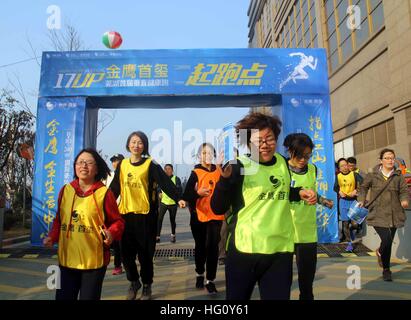 Wuhu, Wuhu, China. 1. Januar 2017. Wuhu, CHINA-1. Januar 2017: (nur zur redaktionellen Verwendung. CHINA HERAUS). Der erste "vertikale" Marathon ist in Wuhu, Anhui Provinz Ost-China, 1. Januar 2017 statt. Etwa hundert Bürger besuchte die vertikale Marthon in 263 Meter hohen Gebäudes. Es dauerte nur etwa elf Minuten der Champion des Marathons an den vertikalen Marathon in der 63-geschossiges Hochhaus zu beenden. © SIPA Asien/ZUMA Draht/Alamy Live-Nachrichten Stockfoto