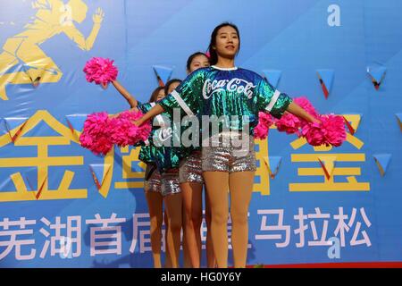 Wuhu, Wuhu, China. 1. Januar 2017. Wuhu, CHINA-1. Januar 2017: (nur zur redaktionellen Verwendung. CHINA HERAUS). Der erste "vertikale" Marathon ist in Wuhu, Anhui Provinz Ost-China, 1. Januar 2017 statt. Etwa hundert Bürger besuchte die vertikale Marthon in 263 Meter hohen Gebäudes. Es dauerte nur etwa elf Minuten der Champion des Marathons an den vertikalen Marathon in der 63-geschossiges Hochhaus zu beenden. © SIPA Asien/ZUMA Draht/Alamy Live-Nachrichten Stockfoto