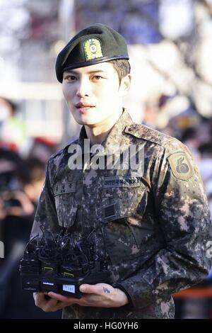 Seoul, Korea. 30. Dezember 2016. Südkoreanische Sängerin Jaejoong Kim von der Band JYJ Militärdienst 21-Months¡¯ heute in Seoul, Korea am 30. Dezember 2016 abgeschlossen. (China und Korea Rechte heraus) © TopPhoto/Alamy Live-Nachrichten Stockfoto