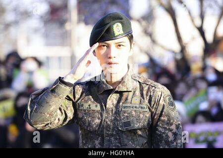 Seoul, Korea. 30. Dezember 2016. Südkoreanische Sängerin Jaejoong Kim von der Band JYJ Militärdienst 21-Months¡¯ heute in Seoul, Korea am 30. Dezember 2016 abgeschlossen. (China und Korea Rechte heraus) © TopPhoto/Alamy Live-Nachrichten Stockfoto