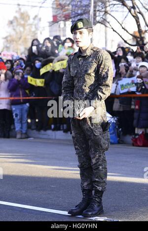 Seoul, Korea. 30. Dezember 2016. Südkoreanische Sängerin Jaejoong Kim von der Band JYJ Militärdienst 21-Months¡¯ heute in Seoul, Korea am 30. Dezember 2016 abgeschlossen. (China und Korea Rechte heraus) © TopPhoto/Alamy Live-Nachrichten Stockfoto