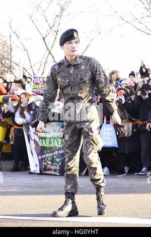 Seoul, Korea. 30. Dezember 2016. Südkoreanische Sängerin Jaejoong Kim von der Band JYJ Militärdienst 21-Months¡¯ heute in Seoul, Korea am 30. Dezember 2016 abgeschlossen. (China und Korea Rechte heraus) © TopPhoto/Alamy Live-Nachrichten Stockfoto