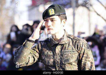 Seoul, Korea. 30. Dezember 2016. Südkoreanische Sängerin Jaejoong Kim von der Band JYJ Militärdienst 21-Months¡¯ heute in Seoul, Korea am 30. Dezember 2016 abgeschlossen. (China und Korea Rechte heraus) © TopPhoto/Alamy Live-Nachrichten Stockfoto