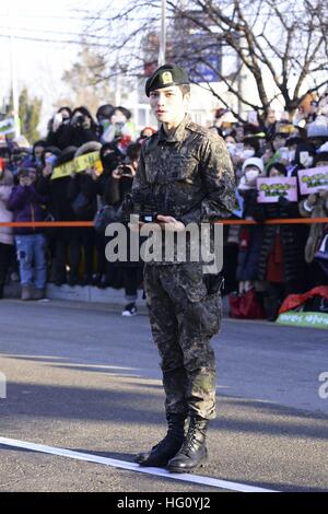 Seoul, Korea. 30. Dezember 2016. Südkoreanische Sängerin Jaejoong Kim von der Band JYJ Militärdienst 21-Months¡¯ heute in Seoul, Korea am 30. Dezember 2016 abgeschlossen. (China und Korea Rechte heraus) © TopPhoto/Alamy Live-Nachrichten Stockfoto