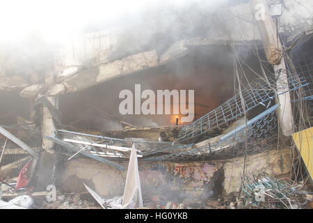 Dhaka, Bangladesch. 3. Januar 2017. Starker Rauch wabert auf einem Markt in Dhaka, der Hauptstadt von Bangladesch, am 3. Januar 2017. Ein Feuer am frühen Morgen dem Erdboden gleichgemacht hunderte Geschäfte in einem Markt befindet sich in Bangladeschs Hauptstadt am Dienstag waren und Eigentum zu zerstören. © Mohammad Manowar Kamal/Xinhua/Alamy Live-Nachrichten Stockfoto