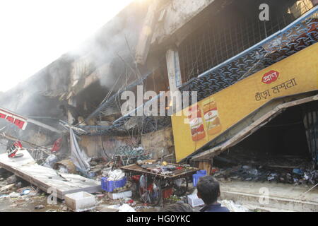 Dhaka, Bangladesch. 3. Januar 2017. Starker Rauch wabert auf einem Markt in Dhaka, der Hauptstadt von Bangladesch, am 3. Januar 2017. Ein Feuer am frühen Morgen dem Erdboden gleichgemacht hunderte Geschäfte in einem Markt befindet sich in Bangladeschs Hauptstadt am Dienstag waren und Eigentum zu zerstören. © Mohammad Manowar Kamal/Xinhua/Alamy Live-Nachrichten Stockfoto