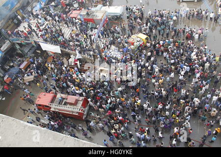 Dhaka, Bangladesch. 3. Januar 2017. Menschen versammeln sich auf einem brennenden Markt in Dhaka, der Hauptstadt von Bangladesch, am 3. Januar 2017. Ein Feuer am frühen Morgen dem Erdboden gleichgemacht hunderte Geschäfte in einem Markt befindet sich in Bangladeschs Hauptstadt am Dienstag waren und Eigentum zu zerstören. © Mohammad Manowar Kamal/Xinhua/Alamy Live-Nachrichten Stockfoto