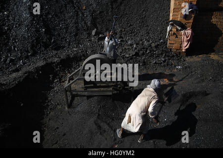 Bhaktapur, Nepal. 3. Januar 2017. Wanderarbeiter arbeiten an einer Ziegelei in Bhaktapur, Nepal auf Dienstag, 3. Januar 2017. Nepalesischen und indischen saisonale Arbeiter kommen in der Wintersaison an Öfen arbeiten. © Skanda Gautam/ZUMA Draht/Alamy Live-Nachrichten Stockfoto