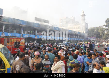 Dhaka, Bangladesch. 3. Januar 2017. Menschen versammeln sich auf einem brennenden Markt in Dhaka, der Hauptstadt von Bangladesch, am 3. Januar 2017. Ein Feuer am frühen Morgen dem Erdboden gleichgemacht hunderte Geschäfte in einem Markt befindet sich in Bangladeschs Hauptstadt am Dienstag waren und Eigentum zu zerstören. © Mohammad Manowar Kamal/Xinhua/Alamy Live-Nachrichten Stockfoto