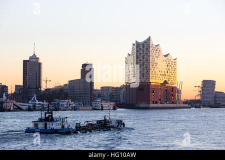 Archiv - Archivierung Bild vom 2. Dezember 2016 zeigt das äußere der Elbphilharmonie in Hamburg, Deutschland. Der Hansestadt Harbour City Concert Hall ist auf den 11. Januar 2017 eröffnet werden. Foto: Christian Charisius/dpa Stockfoto