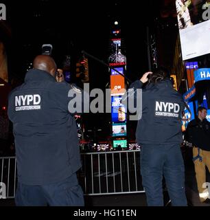 New York, NY, USA. 31. Dezember 2016. Atmosphäre und über Promi-Schnappschüsse - Silvester Eve 2016, Times Square, New York, New York, NY 31. Dezember 2016. © RCF/Everett Collection/Alamy Live-Nachrichten Stockfoto