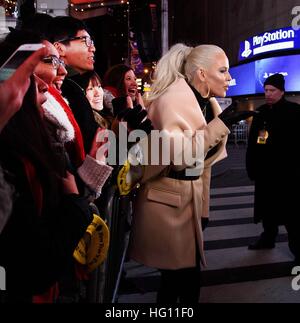 New York, NY, USA. 31. Dezember 2016. Jenny McCarthy unterwegs für Promi-Schnappschüsse - Silvester Eve 2016, Times Square, New York, New York, NY 31. Dezember 2016. © RCF/Everett Collection/Alamy Live-Nachrichten Stockfoto