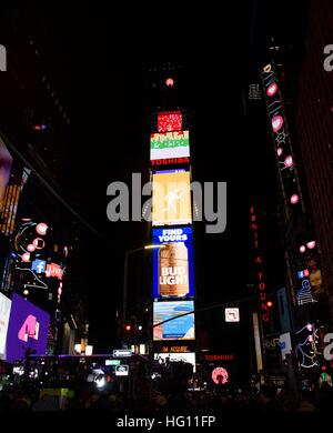 New York, NY, USA. 31. Dezember 2016. Atmosphäre und über Promi-Schnappschüsse - Silvester Eve 2016, Times Square, New York, New York, NY 31. Dezember 2016. © RCF/Everett Collection/Alamy Live-Nachrichten Stockfoto