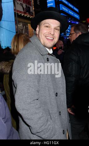 New York, NY, USA. 31. Dezember 2016. Gavin DeGraw unterwegs für Promi-Schnappschüsse - Silvester Eve 2016, Times Square, New York, New York, NY 31. Dezember 2016. © RCF/Everett Collection/Alamy Live-Nachrichten Stockfoto