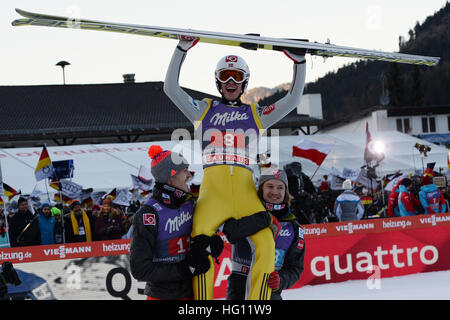 01.01.2017, Olympiaschanze, Garmisch Partenkirchen, Deutschland. 4 Hügel Skispringen Turnier. Norwegischer Skispringer Daniel-Andre Tande (C) jubelt nach seinem Sieg in das neue Jahr direkt neben Teamkollegen Andreas Stjernen (L) und Tom Hilde, die ihm bei der Vierschanzentournee im nordischen Skisport/Ski springen in Garmisch-Partenkirchen, Deutschland, 1. Januar 2017, heben sind. Stockfoto