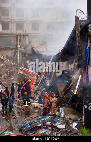 Dhaka, Bangladesch. 3. Januar 2017. Feuer brennt in Gulshan DCC Markt in Dhaka Bangladesch. Menschen sind ihre waren/Sachen sparen und die Feuerwehr die Löscharbeiten. © Martijn Kruit/Alamy Live-Nachrichten Stockfoto