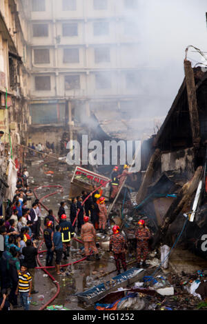 Dhaka, Bangladesch. 3. Januar 2017. Feuer brennt in Gulshan-DCC-Markt in Dhaka Bangkadesh. Menschen sind ihre waren/Sachen sparen und die Feuerwehr die Löscharbeiten. © Martijn Kruit/Alamy Live-Nachrichten Stockfoto