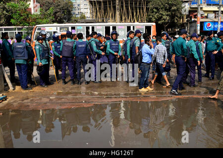 Dhaka, Bangladesch. 3. Januar 2017. Bangladeshi Polizei persönliche stehen Gurd vor dem brennenden Markt in Gulshan in Dhaka, Bangladesch. Ein Teil des zweistöckigen DCC Markt zusammengebrochen wie massive ein Feuer auf dem Markt in Gulshan-1 der Hauptstadt frühen Dienstag brach. 20 Einheiten der Feuerwehr versuchen, das Feuer zu begießen, fügte er hinzu, während im Gespräch mit Reportern rund 12. Bildnachweis: Mamunur Rashid/Alamy Live-Nachrichten Stockfoto