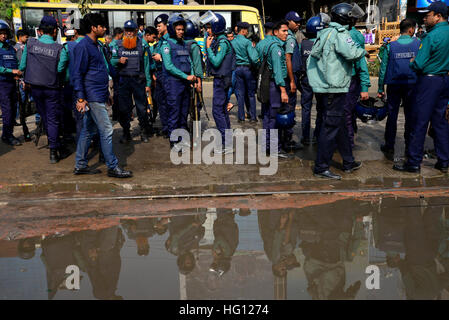 Dhaka, Bangladesch. 3. Januar 2017. Bangladeshi Polizei persönliche stehen Gurd vor dem brennenden Markt in Gulshan in Dhaka, Bangladesch. Ein Teil des zweistöckigen DCC Markt zusammengebrochen wie massive ein Feuer auf dem Markt in Gulshan-1 der Hauptstadt frühen Dienstag brach. 20 Einheiten der Feuerwehr versuchen, das Feuer zu begießen, fügte er hinzu, während im Gespräch mit Reportern rund 12. Bildnachweis: Mamunur Rashid/Alamy Live-Nachrichten Stockfoto