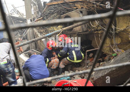 Dhaka, Bangladesch. 3. Januar 2017. Bangladeshi Feuerwehrleute versuchen, die Flamme zu begießen, nachdem ein Feuer in einem Markt in Gulshan, in Dhaka, Bangladesch brach. Ein Teil des zweistöckigen DCC Markt zusammengebrochen wie massive ein Feuer auf dem Markt in Gulshan-1 der Hauptstadt frühen Dienstag brach. Bildnachweis: Mamunur Rashid/Alamy Live-Nachrichten Stockfoto