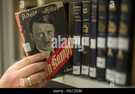 München, Deutschland. 3. Januar 2015. Archiv - Archiv Bild vom 3. Januar 2015 zeigt verschiedene Editionen von Adolf Hitlers "Mein Kampf" mit einem Porträt von Hitler in den Räumen der das Institut für Zeitgeschichte (IfZ) in München, 3. Januar 2015. Vor einem Jahr erschien die kommentierte, kritische Ausgabe des Buches vom Institut für Zeitgeschichte in München. Foto: Matthias Balk/Dpa/Alamy Live News Stockfoto