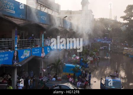 Dhaka, Bangladesch. 3. Januar 2017. Feuer brennt in Gulshan DCC Markt in Dhaka Bangladesch. Menschen sind ihre waren/Sachen sparen und die Feuerwehr die Löscharbeiten. © Martijn Kruit/Alamy Live-Nachrichten Stockfoto