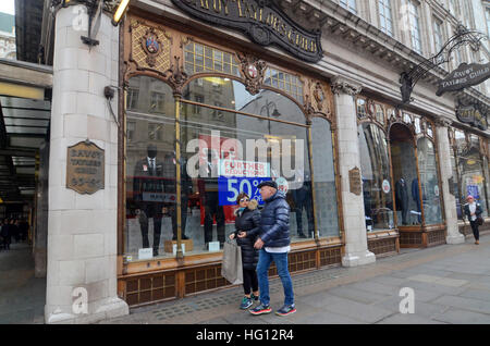 London, UK. 3. Januar 2017. Die Strand-Verkäufe. Januar-Umsätze bleiben rege als Londoner Leiter zurück, am ersten Arbeitstag 2017 zu arbeiten. © JOHNNY ARMSTEAD/Alamy Live-Nachrichten Stockfoto