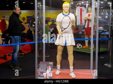 Das Foto, heute. 3. Januar 2017. Eine Ausstellung der Modelle aus Lego-Steinen mit einem fünf-Meter-Titanic und eine Statue des tschechischen geboren Tennisspielerin Martina Navratilova, installiert auf dem Messegelände Vystaviste polnischen Organisatoren, wurde von ehemaligen Langlauf Champion Katerina Neumannová, nicht auf dem Foto heute auf Dienstag, 3. Januar 2017 enthüllt. © Vit Simanek/CTK Foto/Alamy Live-Nachrichten Stockfoto