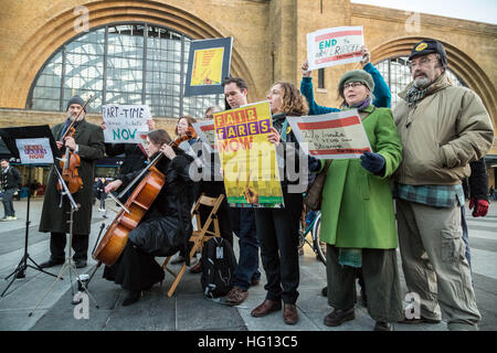 London, UK. 3. Januar 2017. Schiene-Aktivisten halten einen frühen Morgen Protest außerhalb der Kings Cross Station gegen Tariferhöhungen. Pendler stehen jetzt eine durchschnittliche Steigerung von 2,3 % für Bahnreisen in das neue Jahr © Guy Corbishley/Alamy Live News Stockfoto