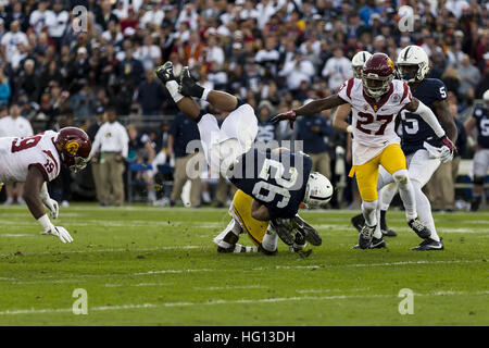 Kalifornien, USA. 2. Januar 2017.  Penn State Runningback Saquon Barkley (26) hochkant in der ersten Hälfte in der Rose Bowl-Spiel zwischen Penn State Nittany Lions und University of Southern California Trojaner im Rose Bowl Stadium in Pasadena, Kalifornien. USC gewann 52-49. © Scott Taetsch/ZUMA Draht/Alamy Live-Nachrichten Stockfoto