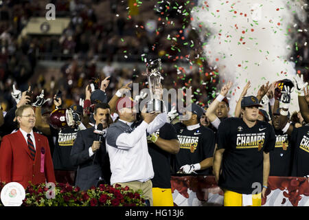 Kalifornien, USA. 2. Januar 2017.  USC Cheftrainer Clay Helton hält die Leishman Trophäe nach dem Rose Bowl Spiel zwischen Penn State Nittany Lions und University of Southern California Trojanern im Rose Bowl Stadium in Pasadena, Kalifornien. USC gewann 52-49. © Scott Taetsch/ZUMA Draht/Alamy Live-Nachrichten Stockfoto