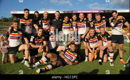 Datei-Pics: Bradford Bulls V Sheffield feiern den Kingstone Presse Meisterschaft Schild im 2. Oktober 2016 zu gewinnen. Odsal Stadion, Bradford, UK 2. Oktober 2016.   Bradford Bulls Rugby-Liga-club der ehemaligen Super League Champions liquidiert. Ehemaliger Super League Champions Bradford Stiere haben liquidiert worden, nachdem der Club Administrator ein Gebot für den Verein zu retten abgelehnt. Die Bulls eingegeben Verwaltung zum dritten Mal in vier Jahren im November 2016 Bild von Stephen Gaunt/Touchlinepics.com/Alamy Live News Stockfoto