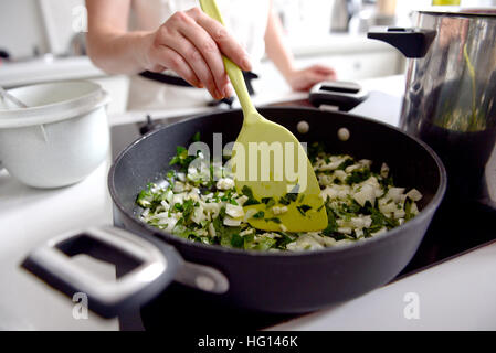 Archiv-ILLUSTRATION - Archiv Bild datiert 5. Juli 2015 zeigt eine Frau, die Zubereitung einer Mahlzeit in einer Pfanne in Berlin, Deutschland. Foto: Britta Pedersen/Dpa-Zentralbild/dpa Stockfoto