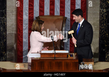 Washington, USA. 3. Januar 2017. Paul Ryan (R) erhält die Hammer von House Minority Leader Nancy Pelosi nach Wiederwahl während der Eröffnung des 115. US-Kongresses auf dem Capitol Hill in Washington, DC, USA, am 3. Januar 2017 als Haus-Lautsprecher. 115. Kongress tagt am Dienstag mit republikanischen Paul Ryan als Haus Sprecher wiedergewählt, wie erwartet, während die scheidende Vizepräsident Joe Biden zum letzten Mal der alte Senat Kammer leitet. © Yin Bogu/Xinhua/Alamy Live-Nachrichten Stockfoto