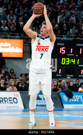 Vitoria, Spanien. 3. Januar 2017. Luka Doncic (Real Madrid) schießt den Ball während der Basketball-Match der Saison 2016/2017 der spanischen Liga "Liga ACB' zwischen Saski Baskonia und Real Madrid auf Fernando Buesa Arena Center am 3. Januar 2017 in Vitoria, Spanien. © David Gato/Alamy Live-Nachrichten Stockfoto