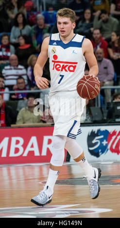 Vitoria, Spanien. 3. Januar 2017. Luka Doncic (Real Madrid) in Aktion während der Basketball-Match der Saison 2016/2017 der spanischen Liga "Liga ACB' zwischen Saski Baskonia und Real Madrid im Fernando Buesa Arena Center am 3. Januar 2017 in Vitoria, Spanien. © David Gato/Alamy Live-Nachrichten Stockfoto