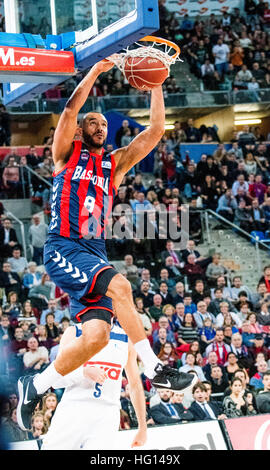 Vitoria, Spanien. 3. Januar 2017. Adam Hanga (Baskonia) in Aktion während der Basketball-Match der Saison 2016/2017 der spanischen Liga "Liga ACB' zwischen Saski Baskonia und Real Madrid im Fernando Buesa Arena Center am 3. Januar 2017 in Vitoria, Spanien. © David Gato/Alamy Live-Nachrichten Stockfoto