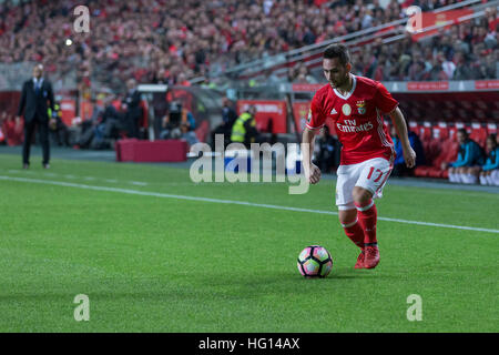 Lissabon, Portugal. 3. Januar 2017. 3. Januar 2017. Lissabon, Portugal. Benfica vorwärts von Serbien Andrija Zivkovic (17) in Aktion während der Spiel SL Benfica V FC Vizela © Alexandre de Sousa/Alamy Live News Stockfoto