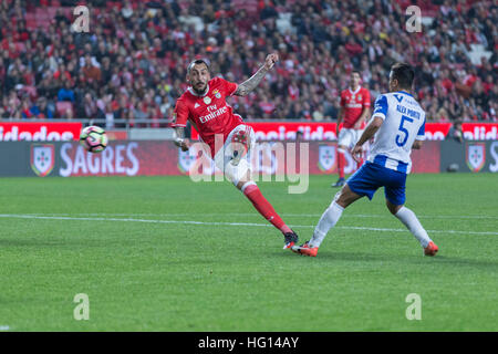 Lissabon, Portugal. 3. Januar 2017. 3. Januar 2017. Lissabon, Portugal. Benfica vorwärts von Griechenland Kostas Mitroglou (11) in Aktion während der Spiel SL Benfica V FC Vizela © Alexandre de Sousa/Alamy Live News Stockfoto