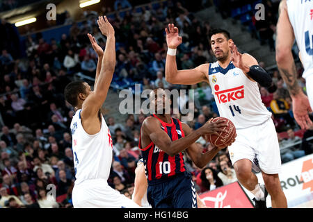 Vitoria, Spanien. 3. Januar 2017. Rodriguez Beaubois (Baskonia) in Aktion fallenden Gustavo Ayon (Real Madrid) und Anthony Randolph (Real Madrid) während der Basketball-Match der Saison 2016/2017 der spanischen Liga "Liga ACB' zwischen Saski Baskonia und Real Madrid im Fernando Buesa Arena Center am 3. Januar 2017 in Vitoria, Spanien. © David Gato/Alamy Live-Nachrichten Stockfoto