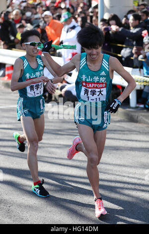 Kanagawa, Japan. 3. Januar 2017. (L, R) Kinari Ikeda, Yuya Ando (Leichtathletik): Die 93. Hakone Ekiden, Tokyo-Hakone hin-und Rückfahrt College Ekiden Rennen, Tsurumi Relais legen in Kanagawa, Japan. © Jun Tsukida/AFLO SPORT/Alamy Live-Nachrichten Stockfoto