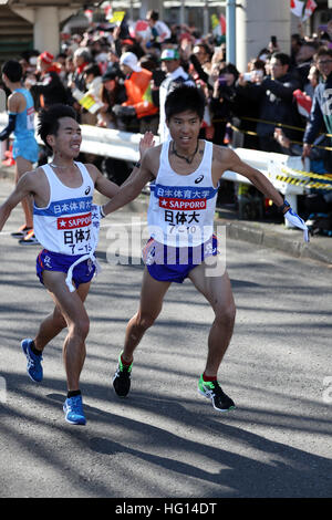 Kanagawa, Japan. 3. Januar 2017. (L, R) Hotaka Murofushi, Shun Onoki (Leichtathletik): Die 93. Hakone Ekiden, Tokyo-Hakone hin-und Rückfahrt College Ekiden Rennen, Tsurumi Relais legen in Kanagawa, Japan. © Jun Tsukida/AFLO SPORT/Alamy Live-Nachrichten Stockfoto