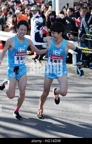 Kanagawa, Japan. 3. Januar 2017. (L, R) Kazuto Kawabata, Ryunosuke Hayashi (Leichtathletik): Die 93. Hakone Ekiden, Tokyo-Hakone hin-und Rückfahrt College Ekiden Rennen, Tsurumi Relais legen in Kanagawa, Japan. © Jun Tsukida/AFLO SPORT/Alamy Live-Nachrichten Stockfoto