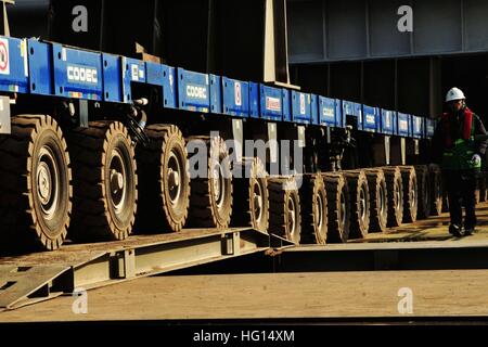 1. Januar 2017 - Qingdao, Qingdao, China - Qingdao, CHINA-Januar 1 2017: (nur zur redaktionellen Verwendung. CHINA AUS)... Ein Arbeiter der Offshore Oil Engineering (Qingdao) Co., Ltd arbeitet in Qingdao, der ostchinesischen Provinz Shandong, 1. Januar 2017. Statistiken zeigten, dass der Purchasing Managers' Index (PMI) für China 51,4 Prozent im Dezember 2016, erreicht einen Rückgang von 0,3 anwesend als die des letzten Monats präsentieren. (Kredit-Bild: © SIPA Asien über ZUMA Draht) Stockfoto