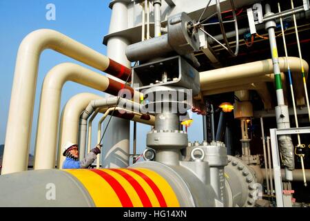 1. Januar 2017 - Qingdao, Qingdao, China - Qingdao, CHINA-Januar 1 2017: (nur zur redaktionellen Verwendung. CHINA AUS)... Ein Arbeiter der Offshore Oil Engineering (Qingdao) Co., Ltd arbeitet in Qingdao, der ostchinesischen Provinz Shandong, 1. Januar 2017. Statistiken zeigten, dass der Purchasing Managers' Index (PMI) für China 51,4 Prozent im Dezember 2016, erreicht einen Rückgang von 0,3 anwesend als die des letzten Monats präsentieren. (Kredit-Bild: © SIPA Asien über ZUMA Draht) Stockfoto