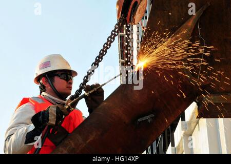 1. Januar 2017 - Qingdao, Qingdao, China - Qingdao, CHINA-Januar 1 2017: (nur zur redaktionellen Verwendung. CHINA AUS)... Ein Arbeiter der Offshore Oil Engineering (Qingdao) Co., Ltd arbeitet in Qingdao, der ostchinesischen Provinz Shandong, 1. Januar 2017. Statistiken zeigten, dass der Purchasing Managers' Index (PMI) für China 51,4 Prozent im Dezember 2016, erreicht einen Rückgang von 0,3 anwesend als die des letzten Monats präsentieren. (Kredit-Bild: © SIPA Asien über ZUMA Draht) Stockfoto