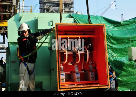 1. Januar 2017 - Qingdao, Qingdao, China - Qingdao, CHINA-Januar 1 2017: (nur zur redaktionellen Verwendung. CHINA AUS)... Ein Arbeiter der Offshore Oil Engineering (Qingdao) Co., Ltd arbeitet in Qingdao, der ostchinesischen Provinz Shandong, 1. Januar 2017. Statistiken zeigten, dass der Purchasing Managers' Index (PMI) für China 51,4 Prozent im Dezember 2016, erreicht einen Rückgang von 0,3 anwesend als die des letzten Monats präsentieren. (Kredit-Bild: © SIPA Asien über ZUMA Draht) Stockfoto